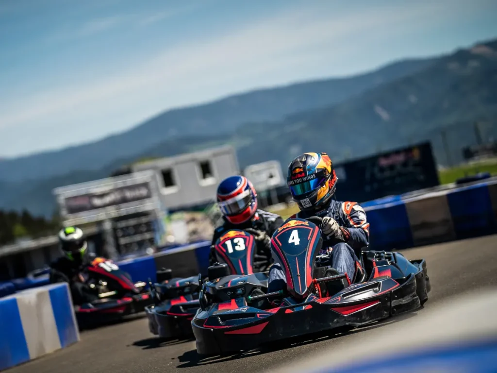 2 personen zijn aan het kart racen