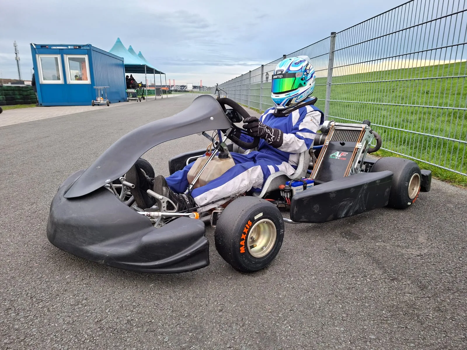 Romy Hofman zit in een zwarte racing kart