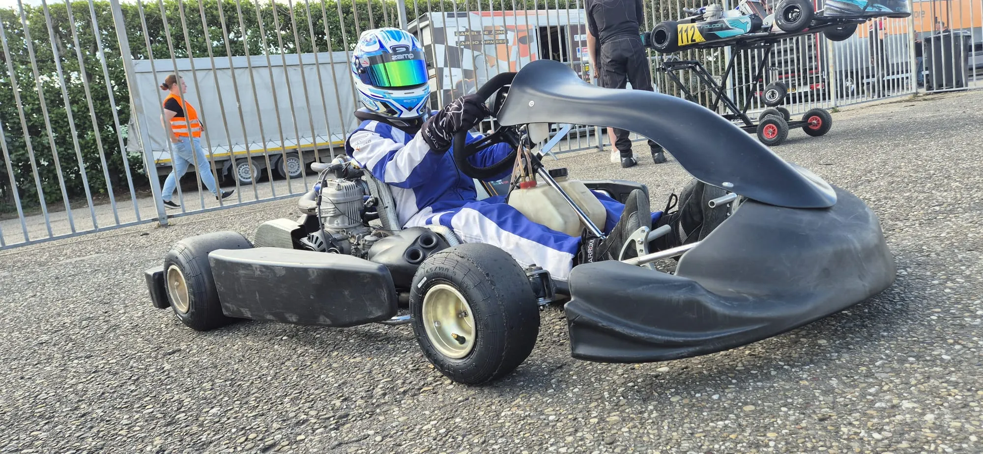 Romy zit in een zwarte kart